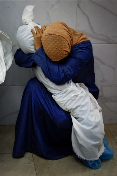 world-press-photo-a-palestinian-woman-embraces-the-body-of-her-niece-2024.jpg